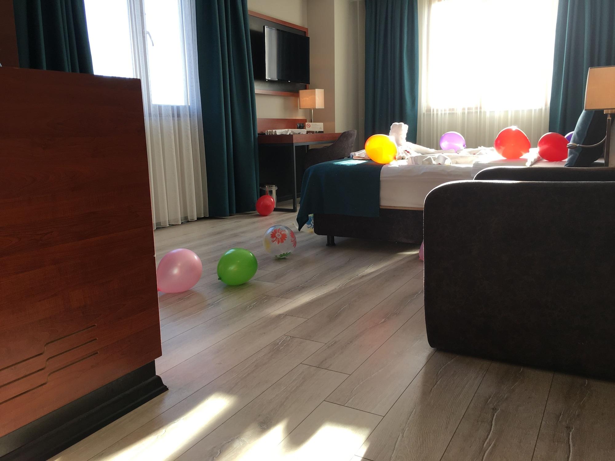 แกรนด์ วาฟส์ โอเทล Hotel ทรับซอน ภายนอก รูปภาพ