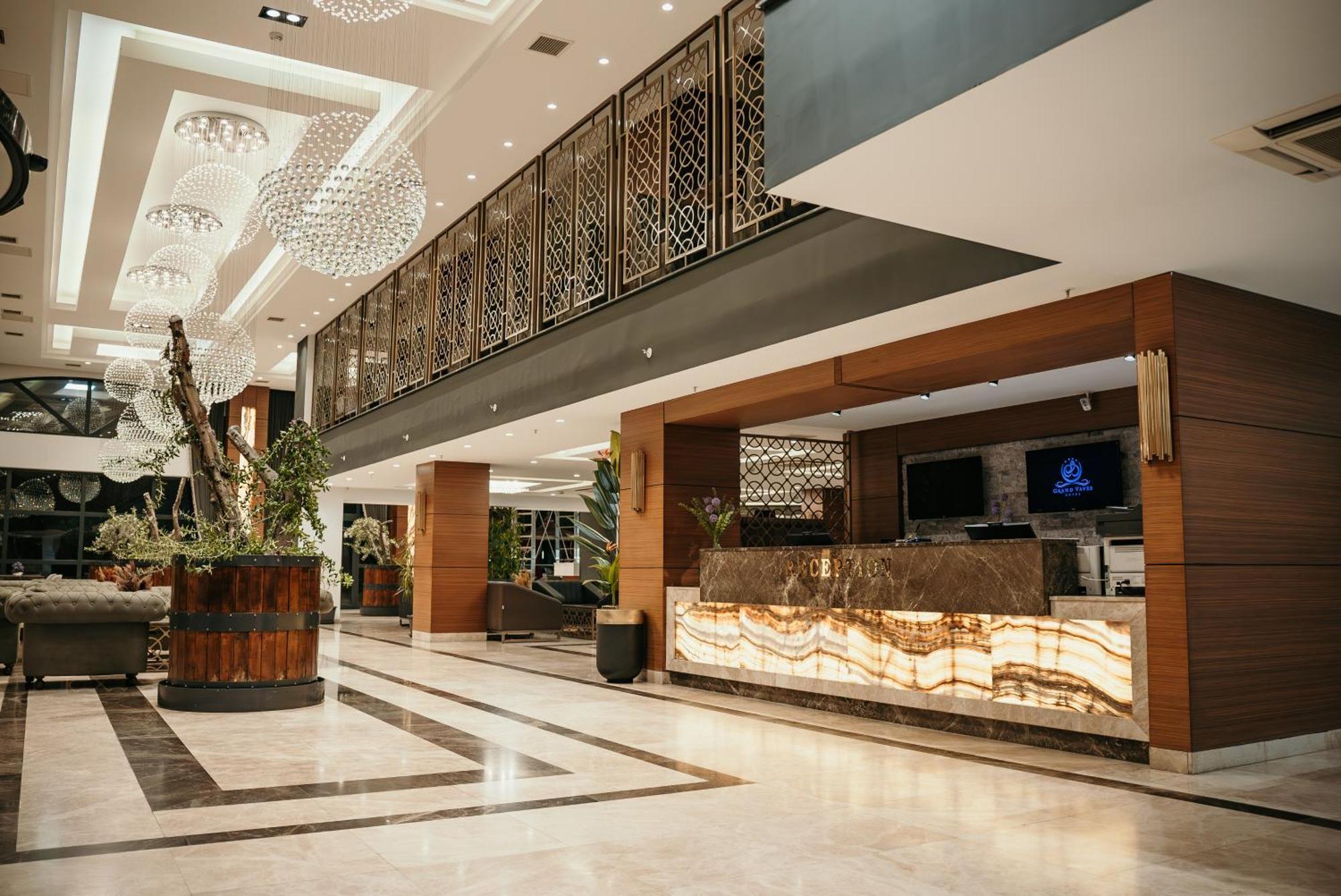 แกรนด์ วาฟส์ โอเทล Hotel ทรับซอน ภายนอก รูปภาพ